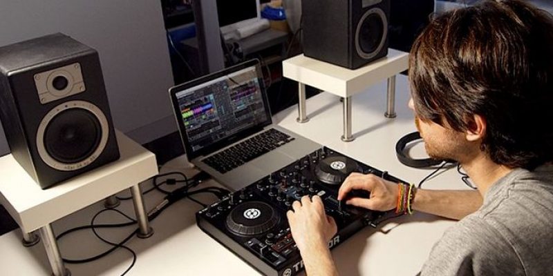 DJ con controladora vs DJ de Pioneer CDJ